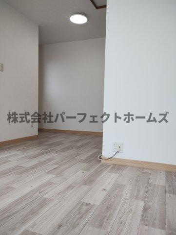 菅相塚町戸建　賃貸の居間・リビング|おしゃれな居間です
