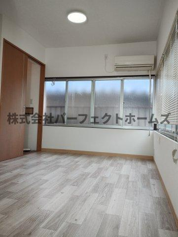 菅相塚町戸建　賃貸の居間・リビング|ゆったりとしたリビングです
