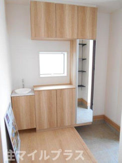 【玄関】 | 郡山市芳賀3丁目新築一戸建て9棟 | 収納もある玄関です