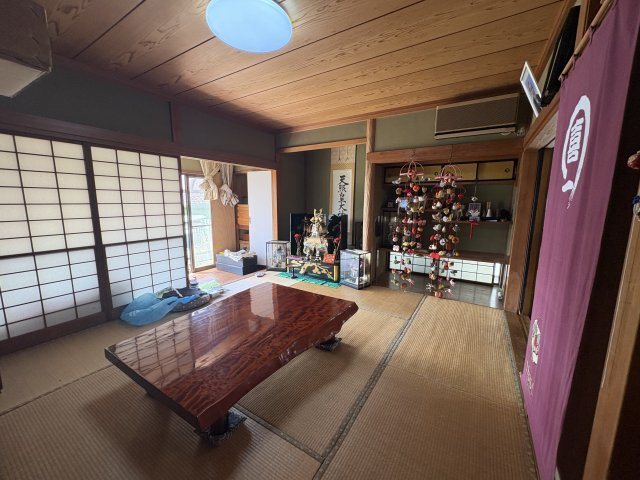 売中古戸建　沼津市東椎路の和室|趣ある板の間は、季節のしつらえやお気に入りの飾りを楽しめる空間です。