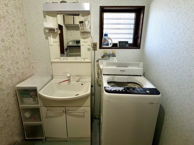 売中古戸建　沼津市東椎路の独立洗面台|洗面室には窓があり、自然光を取り込むことで、明るく清潔感のある洗面室となっています。