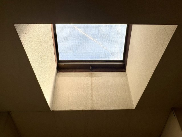 売中古戸建　沼津市東椎路のその他|天窓から自然光が差し込み、明るく開放感のある空間です。