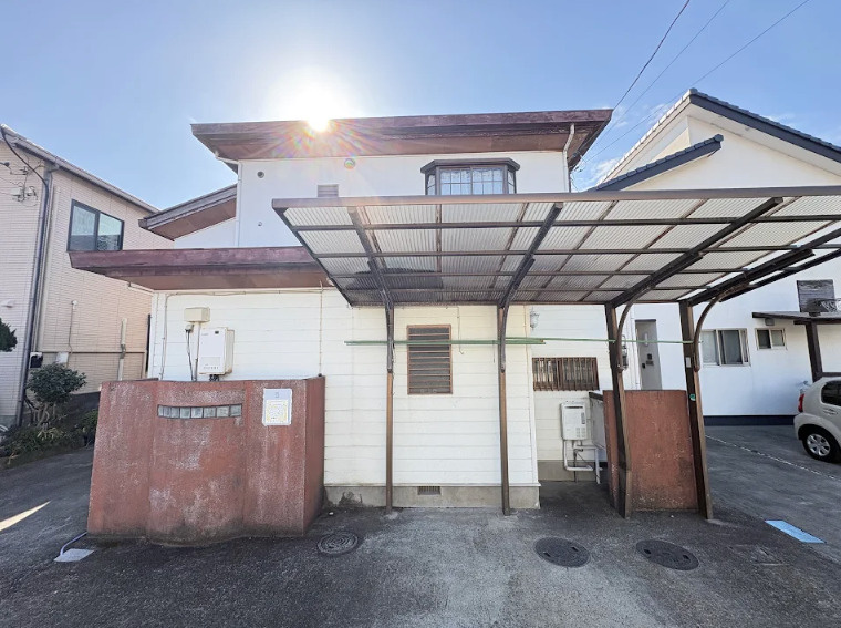 売中古戸建　沼津市東椎路の外観|道路から奥まった配置のため、通行人の視線が気になりにくく、プライベート感のある住環境です。