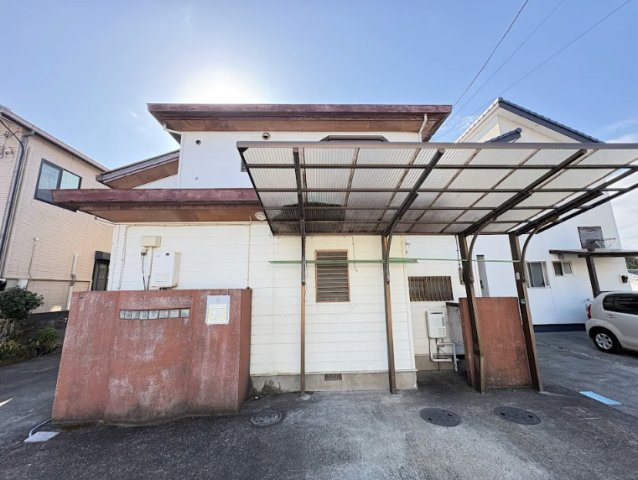 売中古戸建　沼津市東椎路の外観|駐車スペースにはカーポートがあり、雨の日の乗り降りもスムーズです。