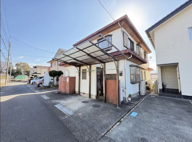 売中古戸建　沼津市東椎路の前面道路含む現地写真|前面道路もゆとりがあり、駐車や出入りもしやすいです。