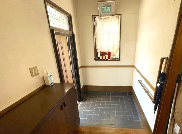 売中古戸建　沼津市東椎路の玄関|玄関は視線が入りにくい配置となっており、プライバシーにも配慮されています。