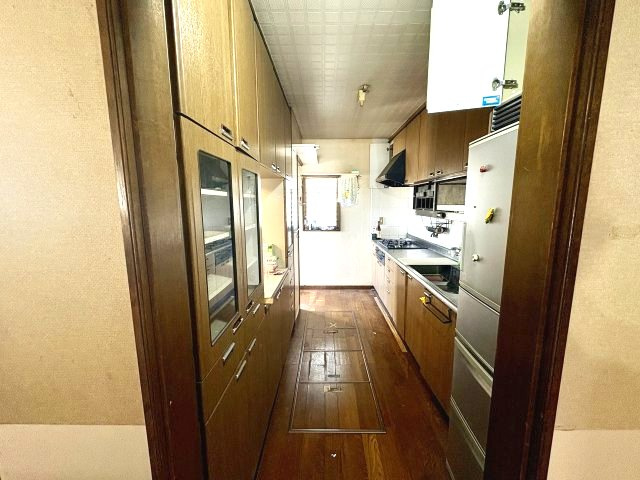 売中古戸建　沼津市東椎路のキッチン|背面には備え付けの収納スペースを完備しており、食器や調理器具の整理整頓に役立ちます。