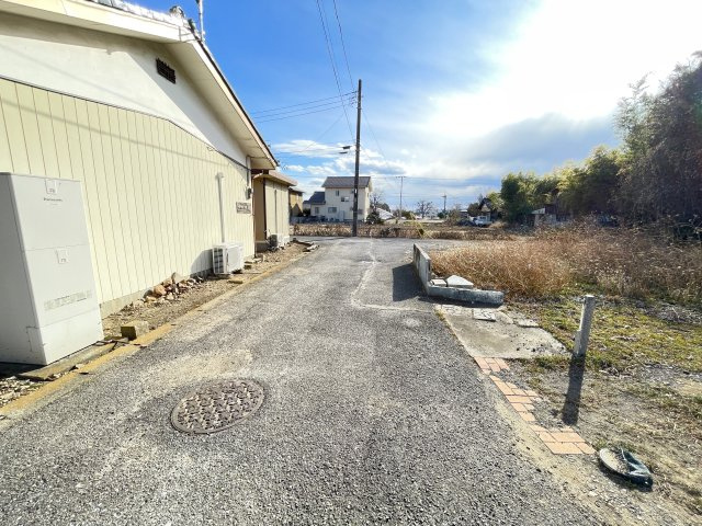 売地・住宅用地　太田市新田中江田町　木崎小学校・木崎中学校の前面道路含む現地写真|前面道路になります。近所の方のみが通る道路になりますので落ち着きのある環境です！