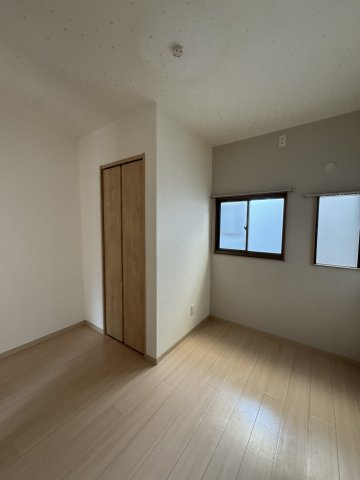 荒田町4丁目貸家の洋室