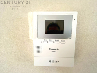 訪問者が来たときにテレビ画面で確認できるため、安心してドアを開けられます。録画機能があるものもあり、留守中に来訪者を記録しておくことができます。利便性が高く、セキュリティ面でも安心です。