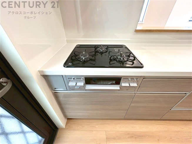 多数の調理器具を同時に使用でき、料理の効率化が可能。省エネで節約になり、様々な料理スタイルに適応できます。また、火力調整が独立しており、手入れや掃除もしやすく、今よりもっとお料理が楽しくなるかも。