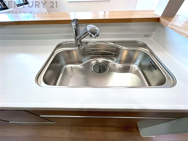 大きなシンクでお鍋などの大きな調理器具を洗う際にも便利です。
