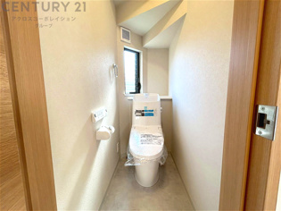 温水洗浄便座付トイレは温水洗浄機能により、暖かい水でおしりを洗浄することができ、冷たい水を使う従来の便座に比べ、温水洗浄機能で暖かいトイレを提供し、快適な使用を可能にします。
