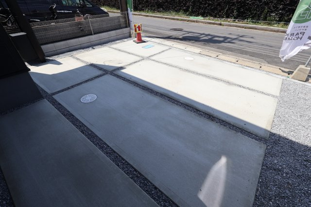 《仲介手数料無料》桜区西堀１０丁目11-24新築一戸建てリーブルガーデンの駐車場|車種によりますが車を2台並列で駐車できます。