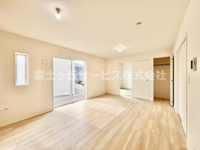 【居間・リビング】 | 富士宮市大岩 17期 新築一戸建て 2号棟 | 使いやすいリビングです
