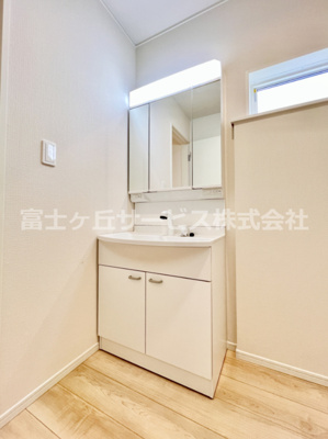 【独立洗面台】 | 富士宮市大岩 17期 新築一戸建て 2号棟 | 独立洗面台で身支度をすべて済ませてしまいましょう