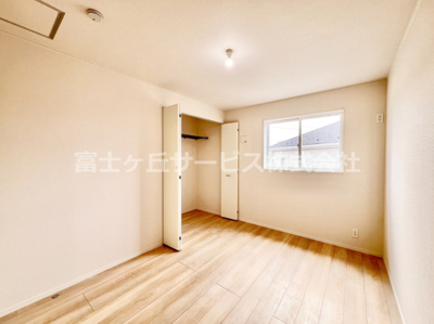 【洋室】 | 富士宮市大岩 17期 新築一戸建て 2号棟 | 6帖の洋室です