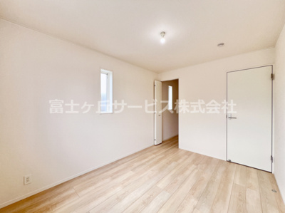【洋室】 | 富士宮市大岩 17期 新築一戸建て 2号棟 | 6帖の洋室です
