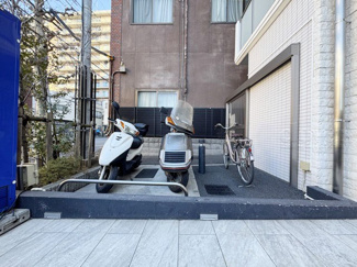 【駐車場】 | バイク置き場。空き区画の有無や駐輪料金、サイズおよび排気量規定などについては、改めてお問い合わせください。～即日のご見学可能～　お問合せはお気軽にどうぞ。
