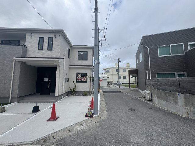 沖縄市東（全3棟）ラストA号棟の前面道路含む現地写真|※東側私道4m♪