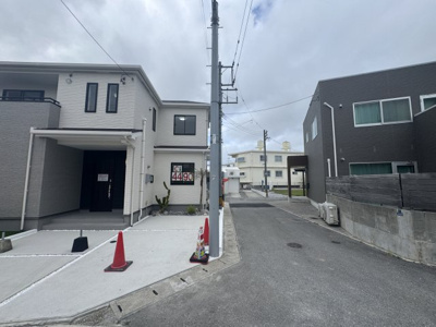 【前面道路含む現地写真】 | 沖縄市東（全3棟）A号棟 | ※東側私道4m♪
