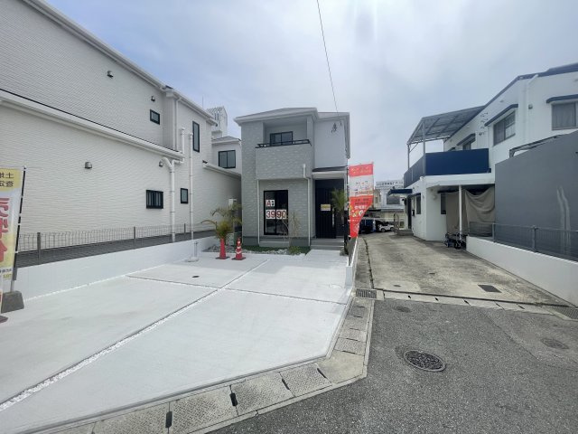 沖縄市東（全3棟）ラストA号棟の外観|A号棟　並列駐車2台完備♪オシャレな植栽が映えるお庭付き♪