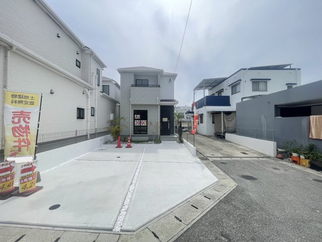 沖縄市東（全3棟）ラストA号棟の外観|A号棟　並列駐車2台完備♪オシャレな植栽が映えるお庭付き♪