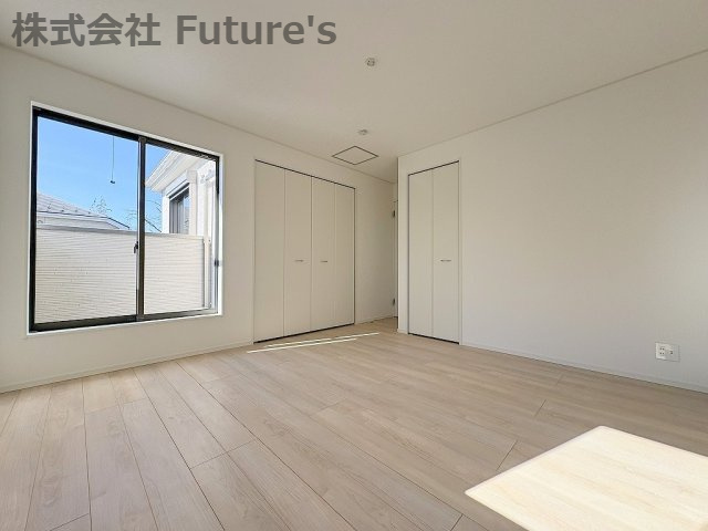 三郷市彦成1丁目　新築戸建　全1棟の洋室|お部屋を最大限広く使えるよう、収納に困らないようクローゼットが設置されています！