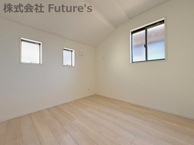 三郷市彦成1丁目　新築戸建　全1棟の洋室|室内をホワイトとベージュで統一した、住み手の感性が映えるシンプルモダンな洋室☆