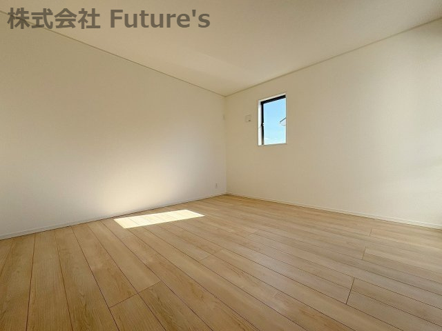 三郷市彦成1丁目　新築戸建　全1棟の洋室|こちらのお部屋はバルコニーに面しているので明るい陽光が差し込み心地よい風が通ります☆