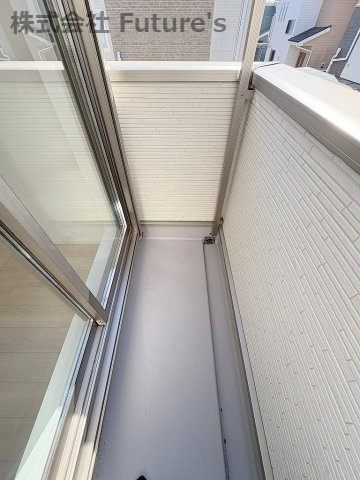 三郷市彦成1丁目　新築戸建　全1棟のバルコニー|日当たりが良いので洗濯物がよく乾きますね♪