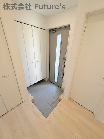 三郷市彦成1丁目　新築戸建　全1棟の玄関|スマートに整理できるように玄関には収納力の高いシューズボックスを完備！