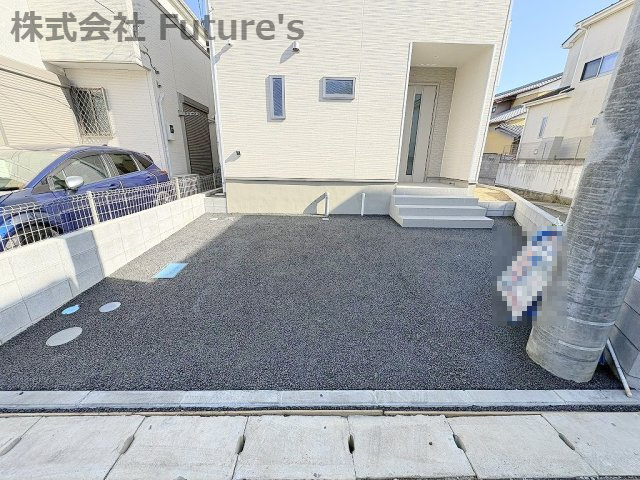 三郷市彦成1丁目　新築戸建　全1棟の駐車場|アスファルト舗装の為、雨の日には滑りにくいのも嬉しいポイントですね♪