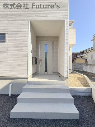 三郷市彦成1丁目　新築戸建　全1棟のエントランス|玄関出てすぐに屋根があるので雨の日も濡れずに傘をさせます！