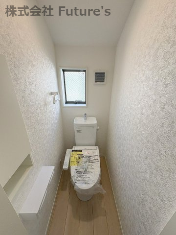 三郷市彦成1丁目　新築戸建　全1棟のトイレ|暖房便座で寒い日もあたたかです。
