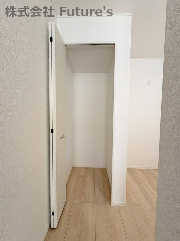 三郷市彦成1丁目　新築戸建　全1棟の収納|キッチン横にある収納はキッチンスペースを広く使えて料理がしやすいですね♪