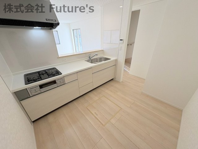 三郷市彦成1丁目　新築戸建　全1棟のキッチン|窮屈感を感じないように配置されたキッチンスペースで快適にお料理ができます！