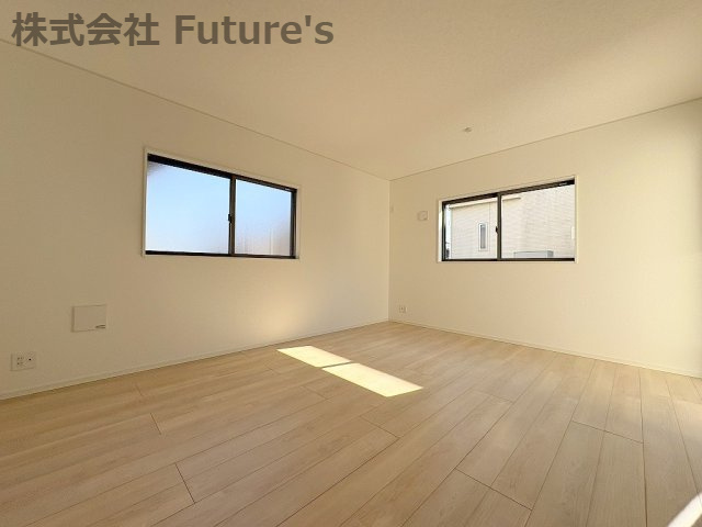 三郷市彦成1丁目　新築戸建　全1棟の居間・リビング|3方向から暖かい日差しが差し込みます！