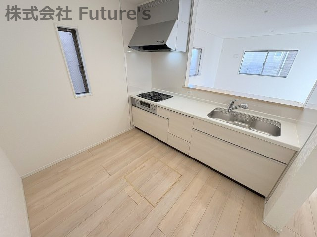 三郷市彦成1丁目　新築戸建　全1棟のキッチン|奥様がお食事の用意をしながらご家族との会話も楽しめる、そんな空間をご提供します♪