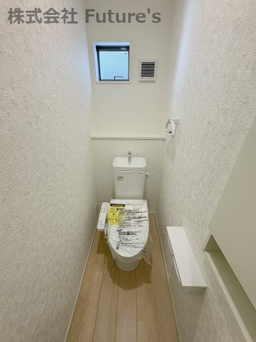 三郷市彦成1丁目　新築戸建　全1棟のトイレ|トイレは温水洗浄機能搭載なので、清潔に気持ち良くお使いいただけます！