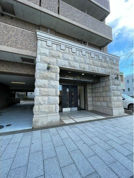 ライジングコート瑞穂通のエントランス