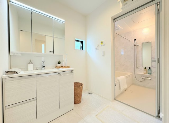 戸塚区舞岡町　新築戸建て　全2棟　第2のその他|［モデルハウス］◆毎日使う場所だから、機能的で使いやすさに配慮したパウダールーム。すっきりと使えるように収納も豊富にご用意しています。
(家具はイメージ写真です）
