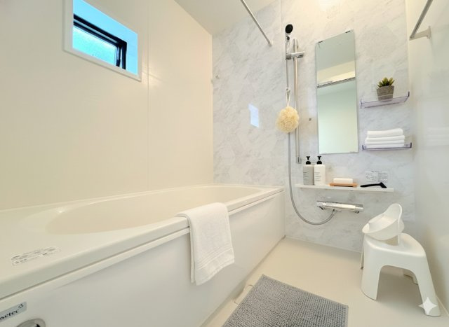 戸塚区舞岡町　新築戸建て　全2棟　第2のその他|［モデルハウス］◆お子様と一緒にバスタイムを楽しめる広々空間。浴室乾燥機付で心地よいバスタイムを実現します。(家具はイメージ写真です）

