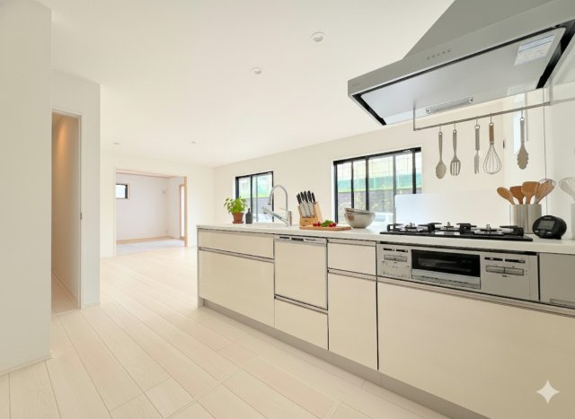 戸塚区舞岡町　新築戸建て　全2棟　第2のその他|［モデルハウス］◆キッチンからダイニングやリビングが見渡せるキッチン。料理をしながら家族とコミュニケーションをとれるだけでなく、大きな開放感も得られることができます。(家具はイメージ写真です）


