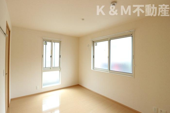 クレシアコートの居間・リビング|こちらのリビングで趣味の時間をお楽しみください