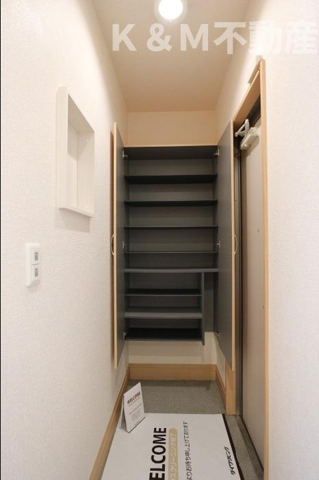 クレシアコートの玄関|収納もある玄関です