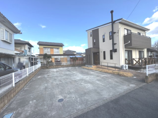 藤岡市藤岡　中古住宅の駐車場|並列＋縦列　計4台駐車可能です！