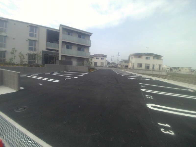 シャーメゾンウエストブランの駐車場