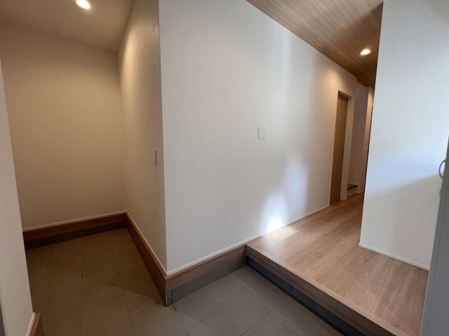 【玄関】 | 高知市介良乙/2号棟