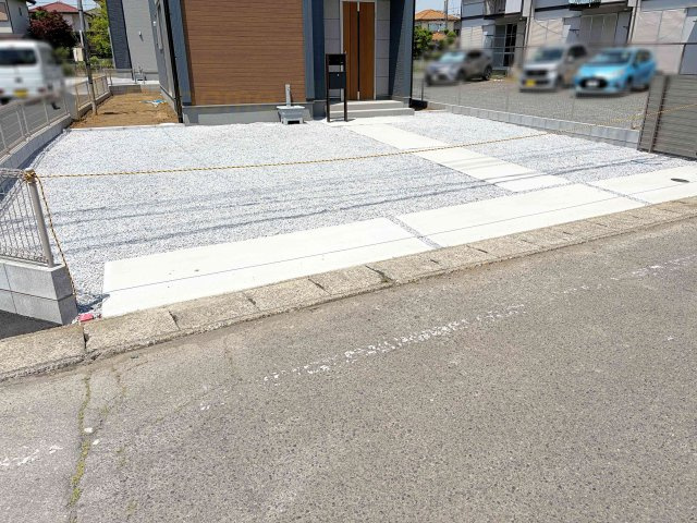 古河市大山第3　新築戸建て　2号棟の駐車場|カースペースは3台完備。ゲスト用のスペースも確保できますね♪